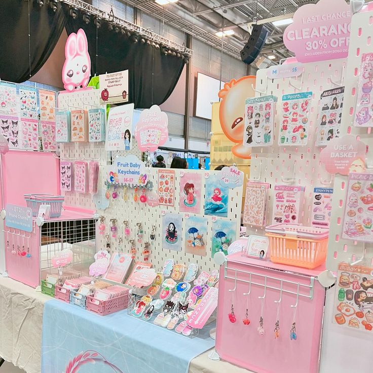 Kawaii Artist Alley Stand mit Stickern, Keychains und Prints