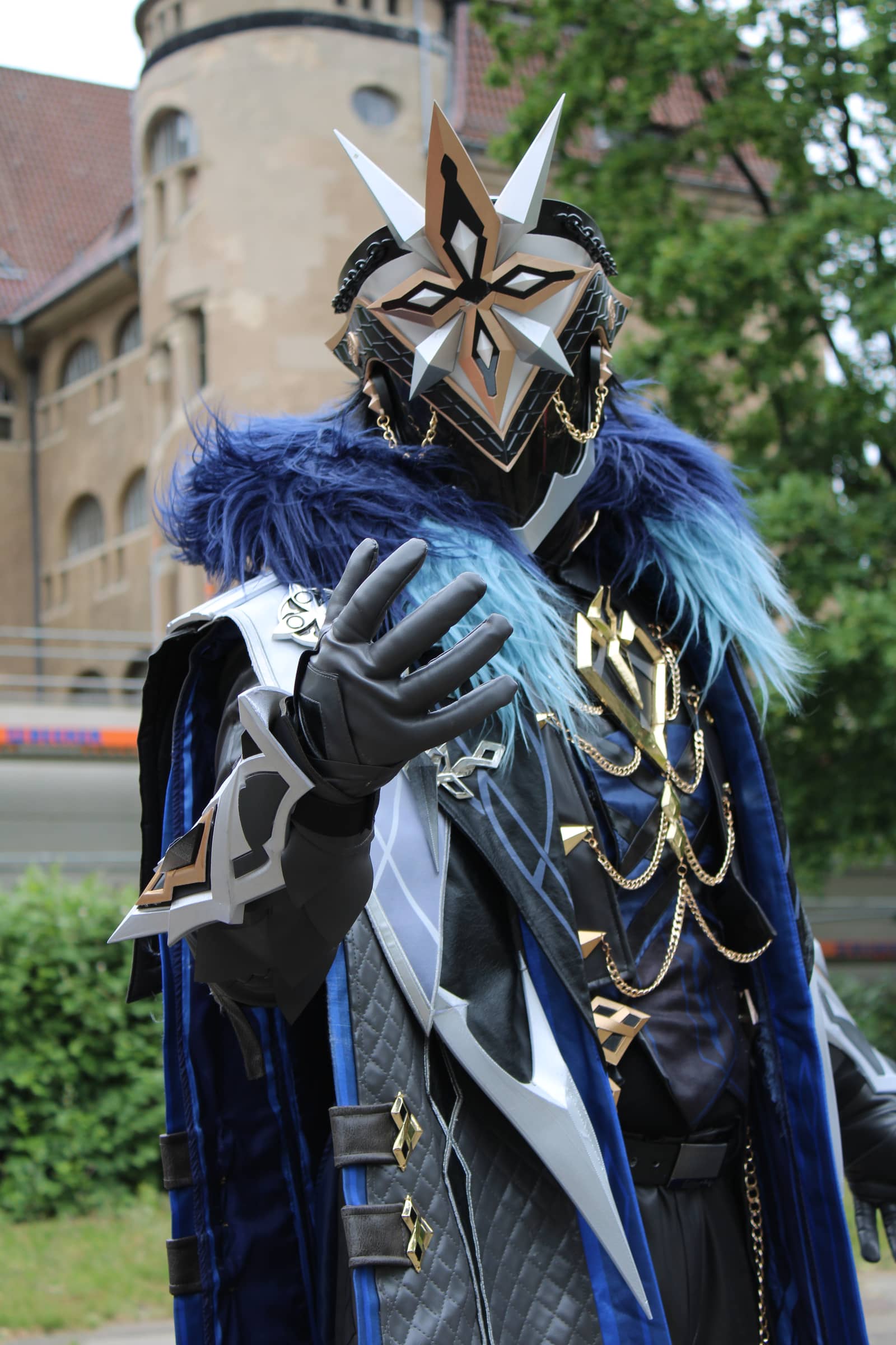 Eisblau und Gold — Detail-Cosplay vor der Eventhalle