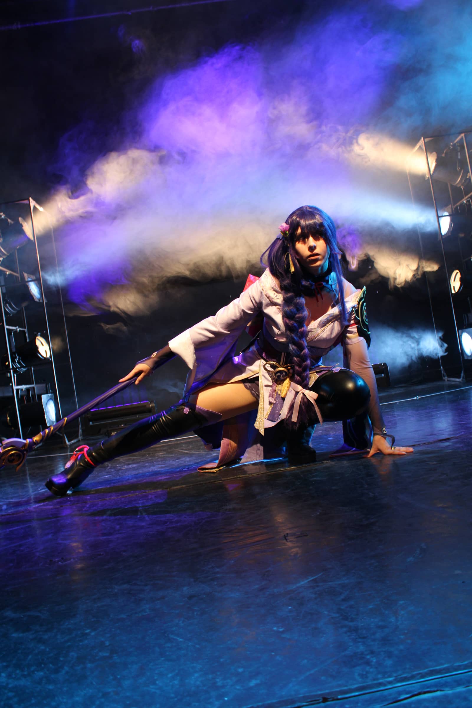 Kimono-Performance im violetten Spotlight