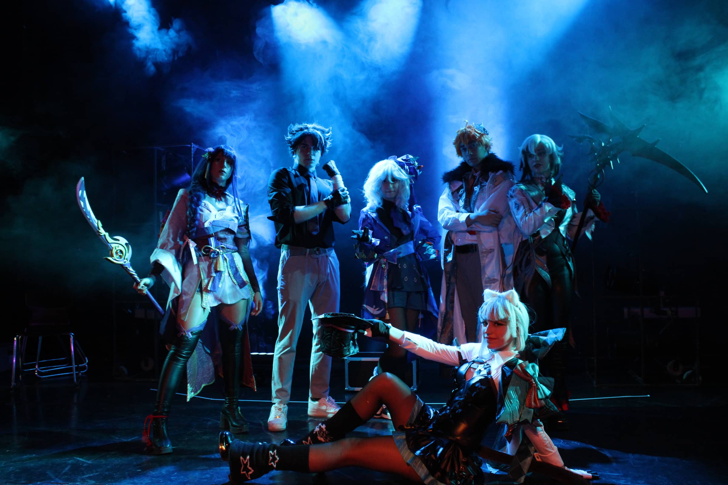 Cosplay-Squad on Stage — Waffen, Nebel und Bühnenlicht