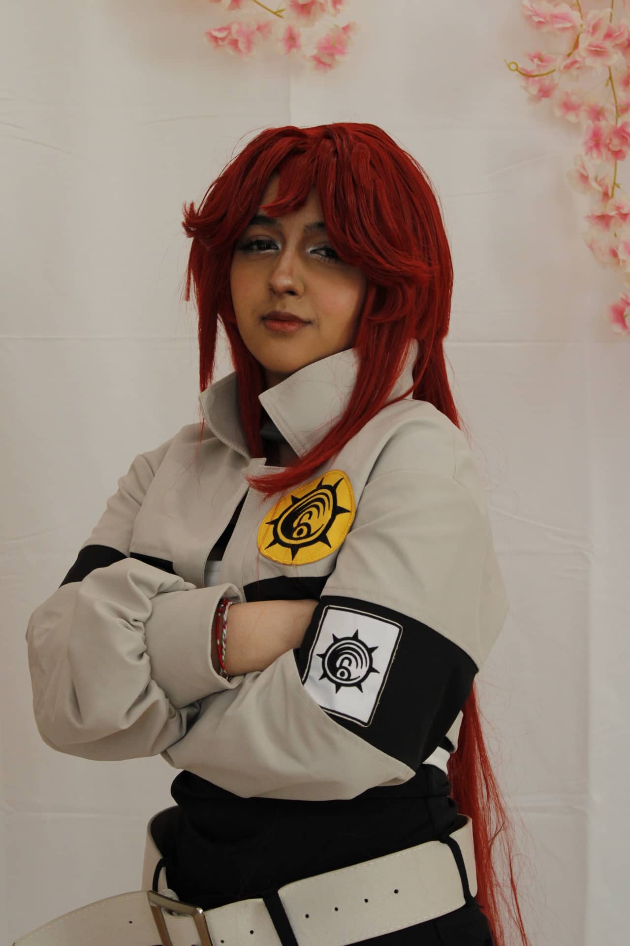 Rote Haare, scharfe Uniform — präziser Detail-Cosplay