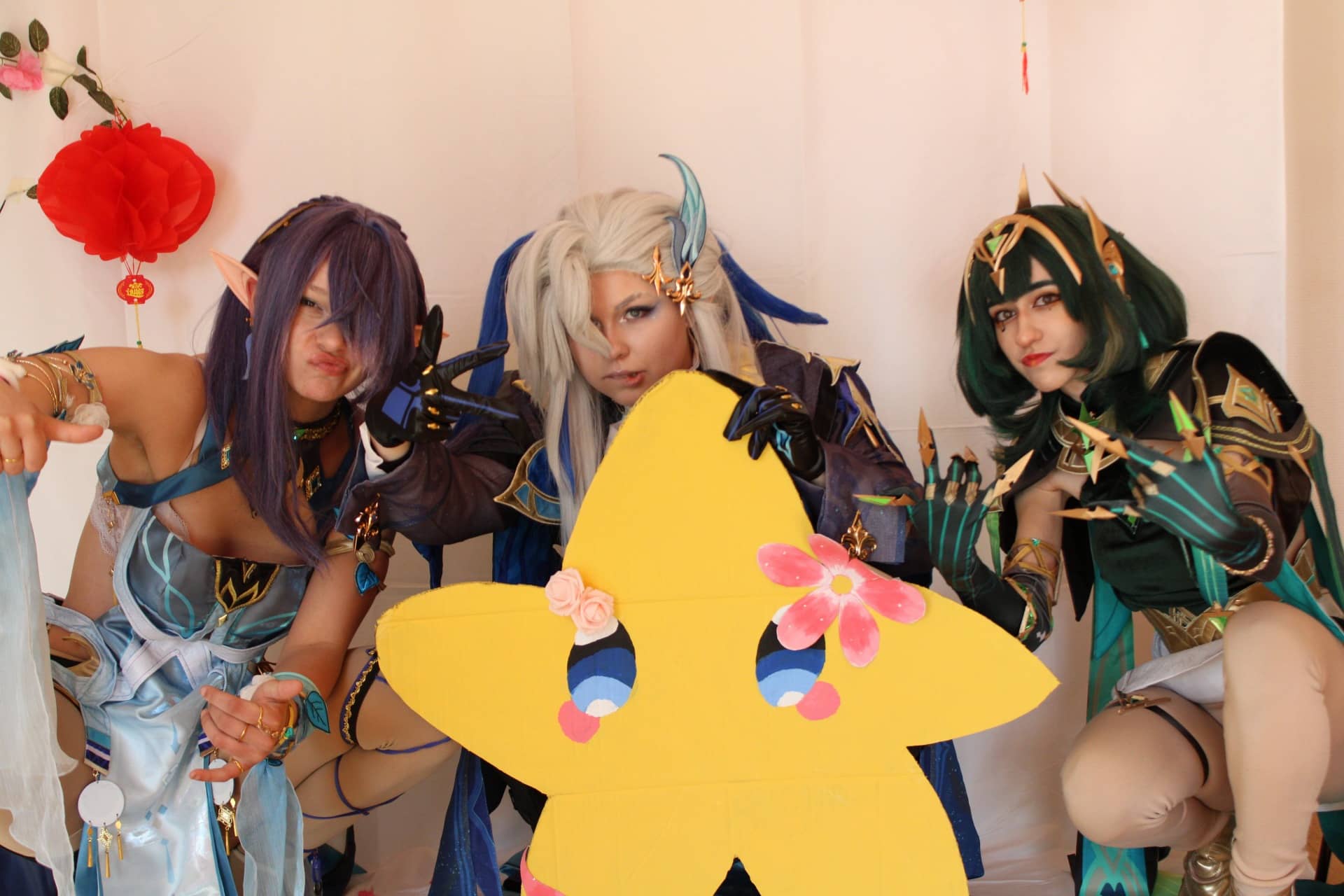 Drei Cosplayer posieren mit unserem Pokishi-Logo-Stern