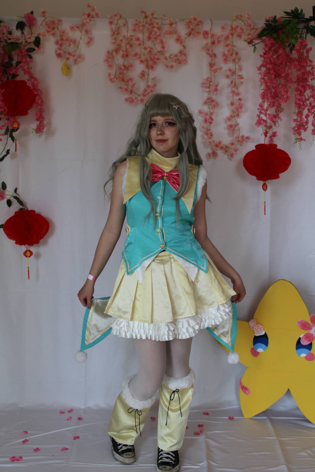 Cosplay mit dem Pokishi-Logo-Stern als Sidekick