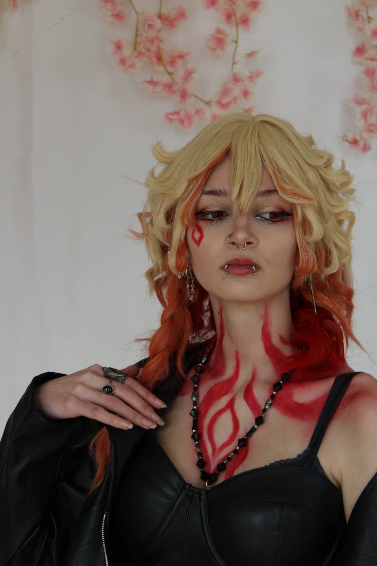 Flammen-Make-up und Lederjacke — pure Energy