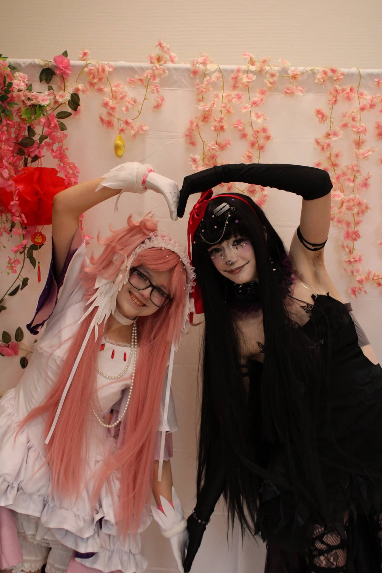 Pink trifft Dunkel vor Kirschblüten — Madoka-Style