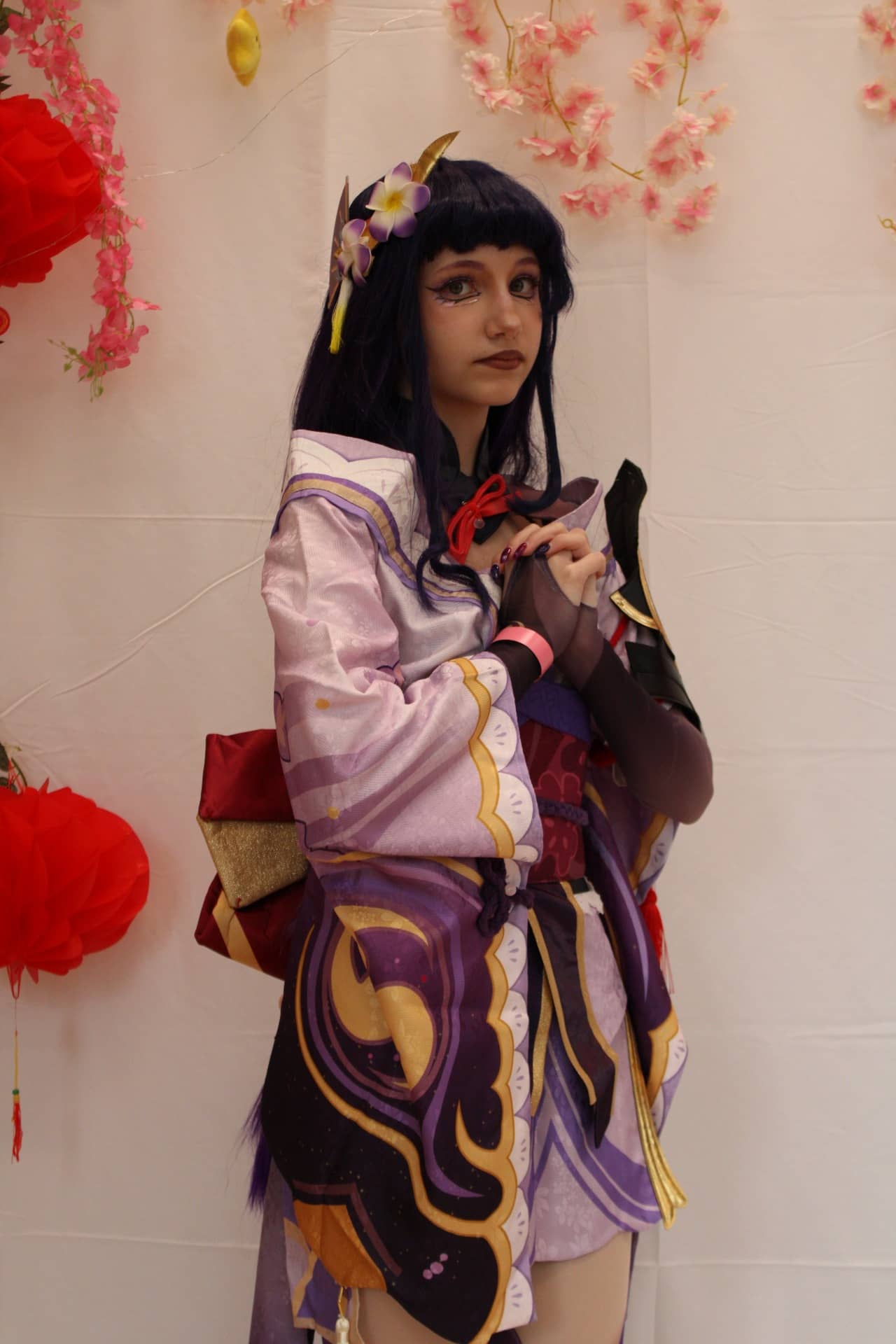 Violetter Kimono mit goldenen Akzenten — Detail-Liebe